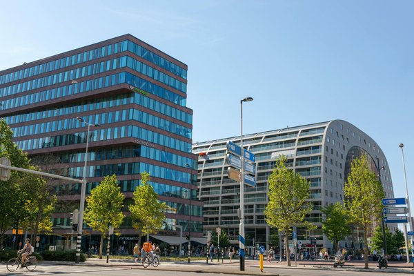 Quelles stratégies les gouvernements adoptent-ils pour lutter contre la désinformation ?